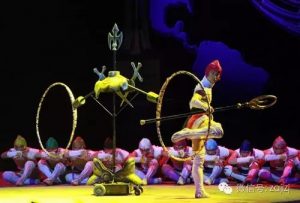 创新的道具与杂技表演碰撞出耀眼的“火花”！