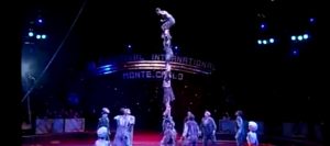 杂技表演《顶技》