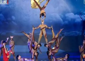 杂技表演《胡杨魂》