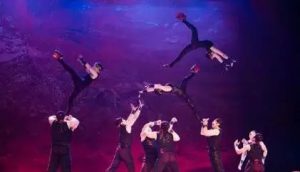 杂技表演《十三人顶碗》