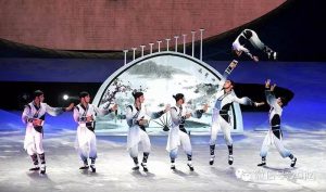 杂技表演《扇舞丹青-头顶技巧》