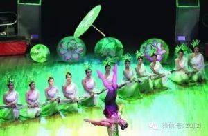 杂技表演《水乡墨荷－蹬伞》