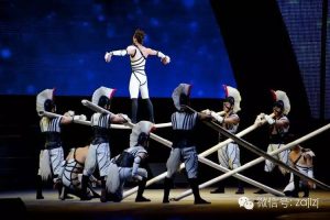 杂技表演《抖杠》