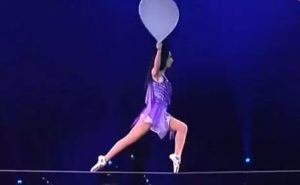 国外杂技《走钢丝》美女高空钢丝上跳“芭蕾舞”