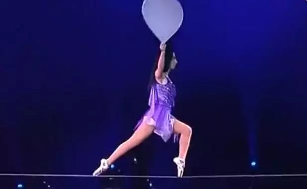 国外杂技《走钢丝》美女高空钢丝上跳“芭蕾舞”