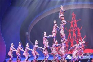 杂技表演《秦俑魂－独轮车技》