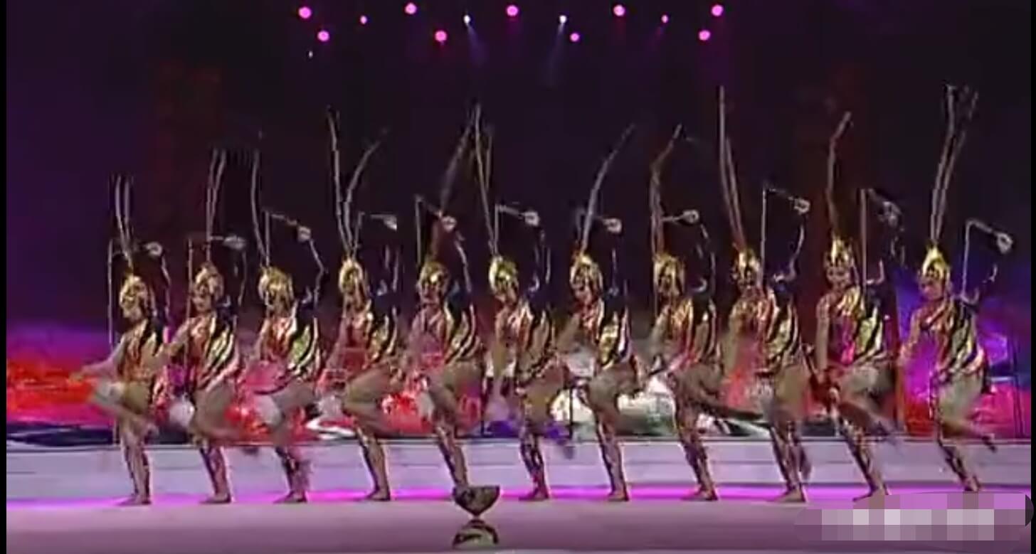 2007年央视春晚杂技《俏花旦-集体空竹》