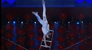 2004年央视春晚杂技《软钢丝》