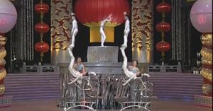 1998年央视春晚杂技《转毯与蹬人》