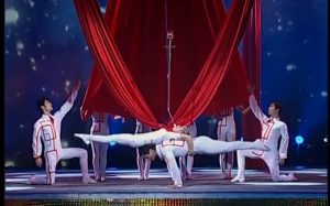 2006年央视春晚杂技《追·炫》