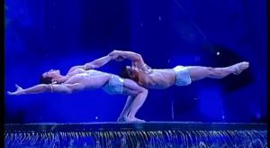 2002年央视春晚杂技《力量》