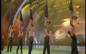 2005年央视春晚杂技《十三人顶碗》