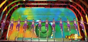 2011年央视春晚杂技《高车踢碗》