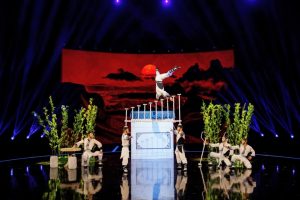 2022年技惊四座杂技头顶技巧《扇舞丹青·风起》