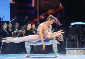 杂技与交响乐版肩上芭蕾《梁祝》