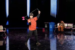 2022年技惊四座杂技空竹《喧嚣之下》