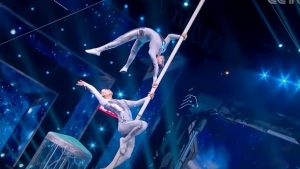 杂技男女爬杆《飞云之下》