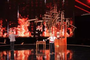 2022年技惊四座杂技《摆龙门阵-顶板凳》