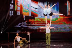 2022年技惊四座杂技肩上芭蕾《我们的芳华》