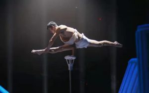 2020年技惊四座杂技《塑-男子顶技》