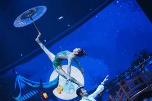 2020年技惊四座杂技《江南烟雨情-双人蹬伞》