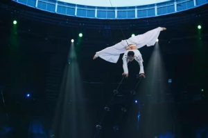 2020年技惊四座杂技《听声入影-摇摆高拐》