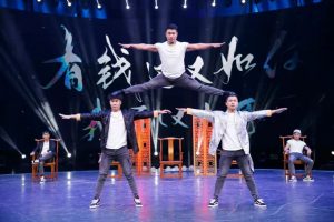 2020年技惊四座杂技《头头是道-头顶技巧》