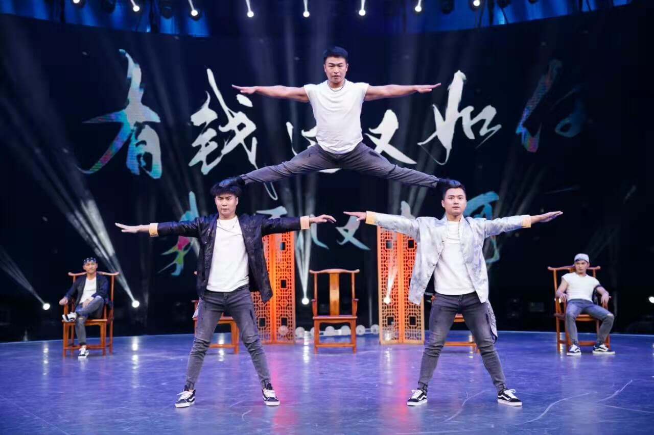 2020年技惊四座杂技《头头是道-头顶技巧》