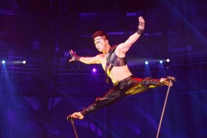 2020年技惊四座杂技《逆战-倒立技巧》