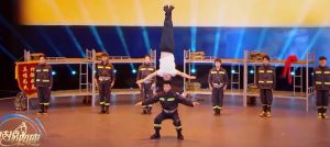 2020年技惊四座杂技《逆行者-头顶技巧》