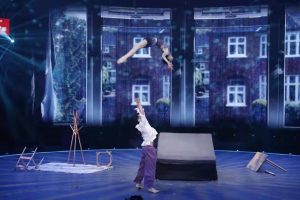 2020年技惊四座杂技双人抛接《暗涌》