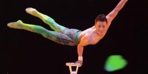 2020年技惊四座杂技倒立柔术《追光》