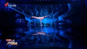 2020年技惊四座杂技男子顶技《浮沉》