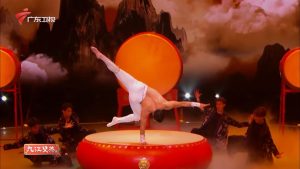 2020年技惊四座杂技倒立柔术《醉鼓》