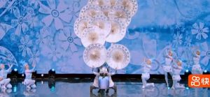 2020直通春晚杂技《蹬伞·盛世》