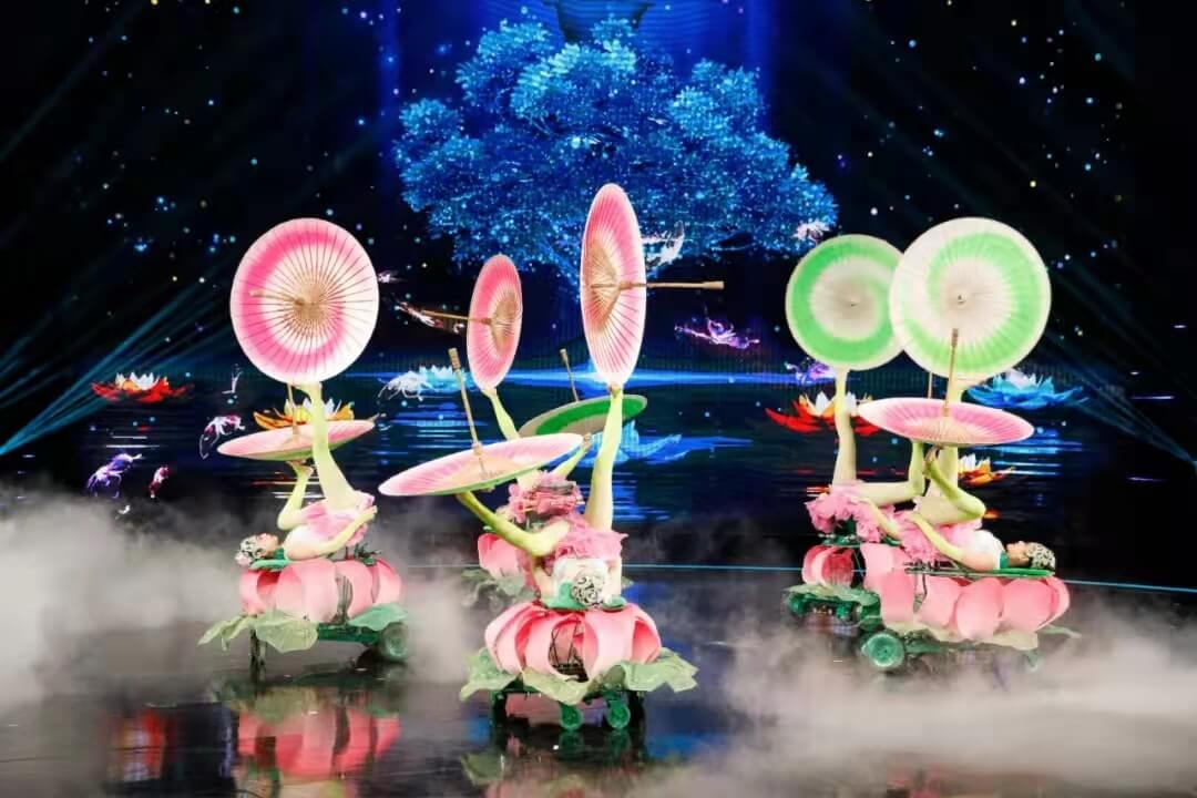2022年技惊四座杂技蹬伞《荷塘月色》