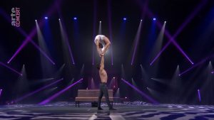 第39届法国明日国际马戏节，杂技表演《男女对手顶》