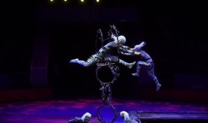 第十三届武汉·中国光谷国际杂技艺术节《黑夜·黎明——弹网钻圈》