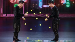 杂技表演《双生派对—双人弹球》