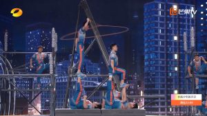 2023年湖南卫视春晚杂技《奋力前行—绳技蹬人》