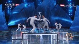 2023年央视跨年晚会杂技表演《逐梦》