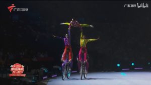 2024广东卫视跨年晚会，杂技表演《欢乐车技》