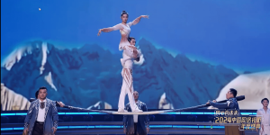 2024中国网络视听年度盛典，杂技抖杠《雄鹰》