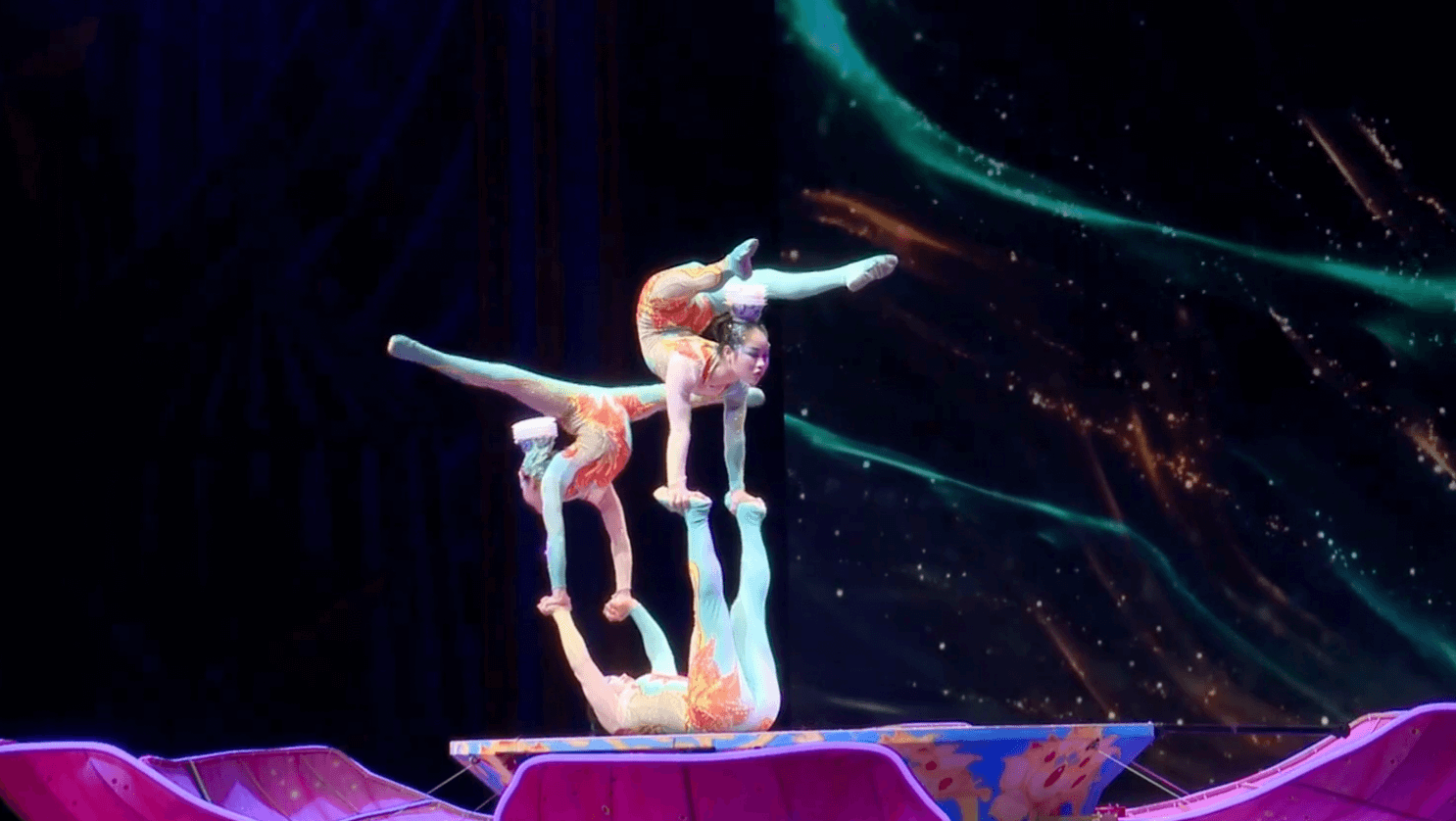 第二十届中国吴桥国际杂技艺术节杂技表演《焕舞华蓉—顶碗》